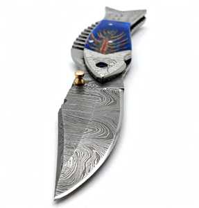 Cuchillo Plegable de Acero de Damasco Hecho a Mano por Iron Crown Forge, Diseño de Pez, Hoja Deslizante de 18 cm, Azul - Product Image 1