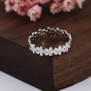 Bague en argent sterling avec motif floral de fleur de mignonnette, bijoux inspirés de la nature, taille ajustable - Product Image 1