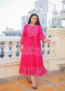 Ensemble femme en rayonne imprimé floral doré, grande taille, robe à volants, manches 3/4, col trou de serrure, rose, décontracté, festif, élégant, longueur complète - Product Image 3