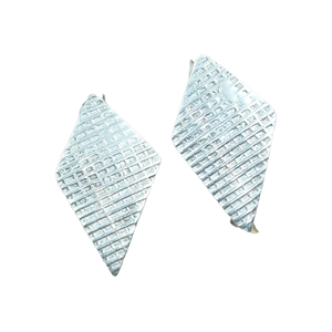 Pendientes de Plata Hechos a Mano con Forma de Diamante Texturizado para Mujer, Pendientes Geométricos Minimalistas, Joyería Moderna para Regalo - Product Image 1