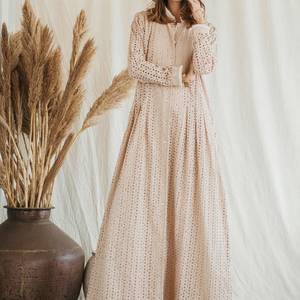 Vestido Largo Maxi de Algodón Orgánico Beige, Estilo Victoriano Romántico, Manga Larga, Tipo Kaftán con Botones - Product Image 4