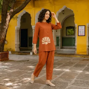 Ensemble deux pièces brodé orange rouille pour femme, col rond, manches trois quarts, haut ample, pantalon droit, tenue décontractée ethnique - Product Image 1