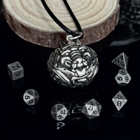 Collier porte-dés D&D en métal ouvrable, pendentif breloque dés multi-styles : Dragon, Crâne, Balle, Pieuvre, Tête de Dragon, Mini dés
