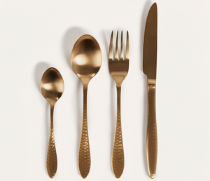 Ensemble de couverts plaqués or avec manches martelées, finition mate, design minimaliste, passe au lave-vaisselle, cuillère, fourchette, couteau, vaisselle de table - Product Image 1