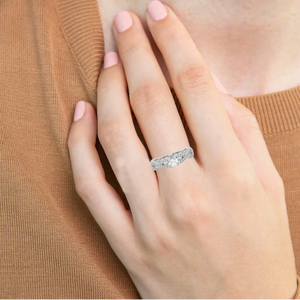 Anillo de Diamantes Clásico con Incrustaciones para Mujer, Corte Brillante Redondo, Cultivado en Laboratorio, Oro Blanco de 14K, Claridad VS1, Color E, 0.946 Quilates - Product Image 4