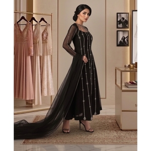 ชุดออกแบบพิเศษระดับพรีเมียมสไตล์ปากีสถาน - ชุดอานาร์กาลีผ้าตาข่ายสีดำปักคริสตัลด้วยมือ พร้อมเสื้อคามีซยาว 3 ชิ้น สำหรับงานปาร์ตี้ - Product Image 4