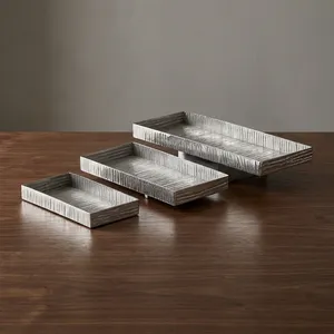 Elegantes bandejas de metal plateadas en forma de nido, juego de 3, con un motivo texturizado de corteza de árbol, ideales para presentaciones contemporáneas en la mesa. - Product Image 6