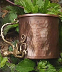 Mug en cuivre martelé style rustique avec poignée en forme de pieuvre, idéal pour le thé, le café, la bière et les cocktails, provenant d'Inde. - Product Image 5