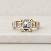 Bague en or jaune pour femme avec diamant taille Asscher et pierres latérales, style de fiançailles de luxe