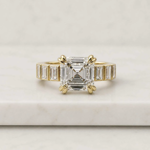 Bague en or jaune pour femme avec diamant taille Asscher et pierres latérales, style de fiançailles de luxe - Product Image 6