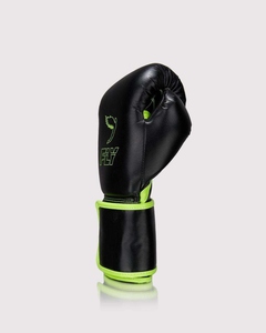 ถุงมือชกมวยสำหรับฝึกซ้อม รุ่น Professional Pro Fighting Fly สีดำ หนังวัวแท้ สายรัดข้อมือปรับได้ รุ่น AI-BG-521 - Product Image 2