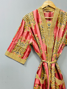Veste Kimono Unisexe de Luxe Faite à la Main, Imprimée Florale, pour l'Été et l'Hiver, en Coton Indien Kantha Respirant, avec Logo Frontal pour Femme - Product Image 4