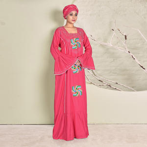 Caftán bordado en rayón con detalles de motivos intrincados, dobladillo acampanado en capas, mangas acampanadas y una silueta elegante hasta el suelo. - Product Image 3