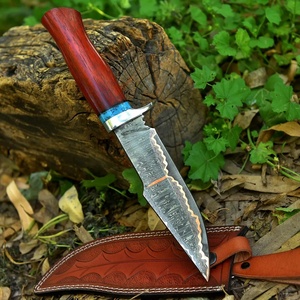 Couteau de chasse, de camping et de survie à lame fixe en acier damas forgé à la main, manche en bois de Padauk rouge, fabrication OEM ODM - Product Image 3