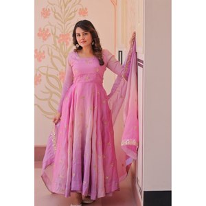 Robe de soirée multi-brodée avec paillettes, y compris robe et dupatta - Product Image 5