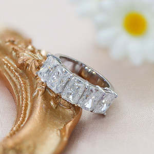 แหวนแต่งงานครึ่งวงกลมประดับเพชรโมอิสซาไนต์ทรงเรเดียนท์คัท เงินแท้ 925 ระดับ VVS ดีไซน์ทันสมัยคลาสสิก เหมาะเป็นของขวัญสำหรับผู้หญิงในงานปาร์ตี้ - Product Image 3