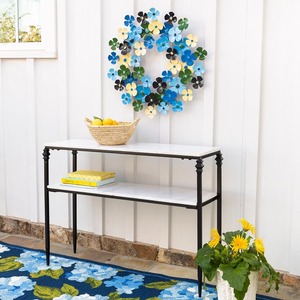 Couronne métallique vibrante, magnifiquement conçue avec des fleurs peintes superposées dans des tons riches de bleu, crème et vert accentué, pour la décoration. - Product Image 4