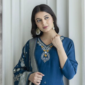 Ensemble Kurti et pantalon droit en crêpe bleu nuit naturel, ensemble 3 pièces de créateur, haut et pantalon en crêpe imprimé avec travail manuel et dupatta - Product Image 1