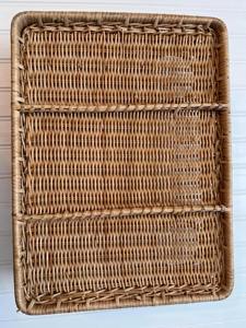 Plateau en rotin unique avec porte-verres, idéal pour servir des verres à eau, des bouteilles et des boissons lors d'événements, dans les restaurants et les cafés - Product Image 3