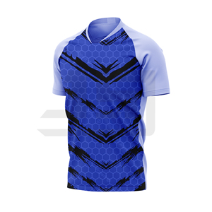 Cada pase tiene un propósito, cada tackle muestra coraje, cada gol nos cuenta nuestra historia, cada batalla nos hace más fuertes. Camiseta de cuello en V 100% algodón. - Product Image 2