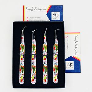 Pinzas para Pestañas de Acero Inoxidable Profesionales, Duraderas, Suaves y Precisas, de 10 mm, con Recubrimiento de Papel con Estampado de Árbol de Navidad - Product Image 1