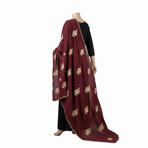 Foulard Hijab Ethnique en Coton Bordeaux pour Femme, Broderie Florale Dorée et Strass, Respirant, Usage Quotidien, Fournisseur OEM en Gros - Product Image 3