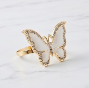 Anneau de serviette papillon doré avec émail blanc et accents de cristal pour une décoration de table de mariage élégante - Product Image 1