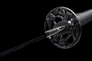 Espada Samurai Negra con Funda, Diseño Tradicional, Hoja de Metal, Estilo Auténtico - Product Image 2