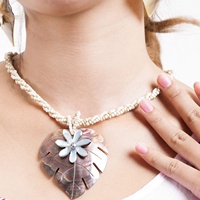 Collier Hawaïen Personnalisé avec Coquillages Gravés, Pendentif Feuille en Nacre Sculptée, Collier Perlé pour Femme