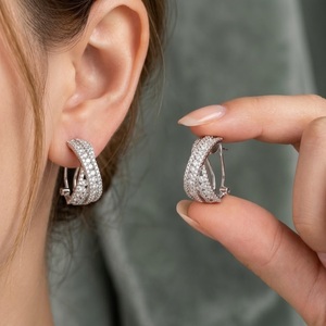 Bijoux Vintage en Gros : Magnifiques Boucles d'Oreilles Huggies en Platine et Or Blanc avec Diamants Naturels – Idéales pour Mariage, Fiançailles, Anniversaire - Product Image 4