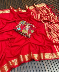 2. Sari de Georgette Teñido a Mano de Lujo con Blusa Bordada de Viscosa con Estampado Posicionado y Pallu con Borlas - Product Image 2