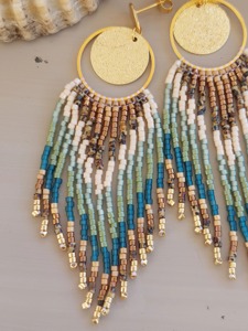 Boucles d'oreilles perlées style bohème, créoles dorées avec franges colorées, bijoux faits main tendance - Product Image 4