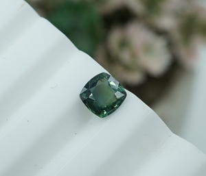 พลอยไพลินสีเขียวอมฟ้าธรรมชาติทรงคุชชั่น ขนาด 4.7x4.7x2.5 มม. น้ำหนัก 0.56 กะรัต สำหรับทำเครื่องประดับที่ไม่เหมือนใคร - Product Image 1