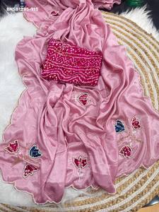 Magnifique sari en soie Chinon avec motifs Cutdana faits à la main et bordure Bandhani, et blouse avec motifs Cut-work et Bandhani faits à la main. Sari Love. - Product Image 6