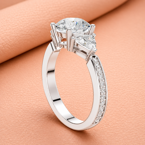 Bague de fiançailles en or blanc avec trois diamants de laboratoire taille Trillion, clarté VVS1-VVS2, certifiée IGI, bijoux de luxe pour mariée - Product Image 2