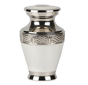 Elegante urna blanca con un cuello plateado pulido y detalles de banda tejida. Disponible a precios de mayorista. - Product Image 1