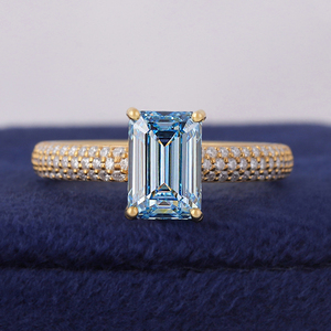 Bague de mariage et de fête en or jaune 14 carats avec diamant de laboratoire bleu taille émeraude 2 carats et halo caché (certifié IGI) – Luxe - Product Image 1