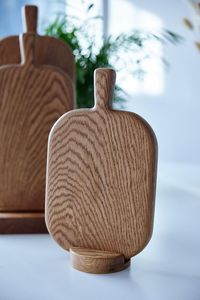 Planche à découper rectangulaire en bois avec poignée, design grain de bois naturel, pour usage en cuisine, style antique, planche à fromage artisanale - Product Image 4