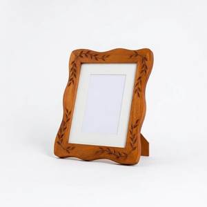 Expositor de Mesa Vertical Rectangular de Madera, Diseño Rústico Minimalista Ornamentado, Hecho a Mano, Acabado Marrón Claro, Textura de Madera Natural - Product Image 3