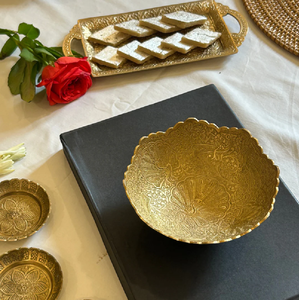 Juego de tazones para servir de metal dorado martillado con detalles de ramas de orquídeas plateadas. Disponible a precios de mayorista para estilismo artesanal. - Product Image 6