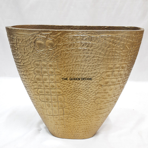 Vase décoratif en aluminium de forme unique avec texture gaufrée crocodile pour la décoration de maisons, hôtels, centres commerciaux et complexes hôteliers - Product Image 3
