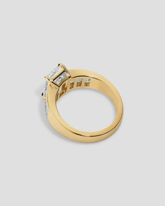Anillo de Diamante Corte Esmeralda con Piedras Laterales en Baguette Cónicas, Anillo de Oro Amarillo Sólido de 14K, Anillo de Compromiso de Estilo Clásico - Product Image 3