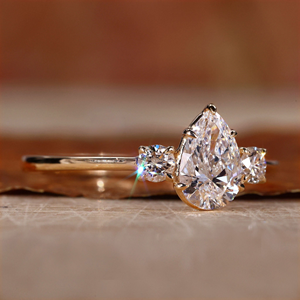Bague de fiançailles à trois pierres en diamant taille poire 2 carats, bague de mariée minimaliste en or massif pour femme, or 10k/14k/18k - Product Image 4