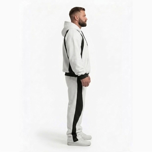 Conjunto Deportivo de Felpa Gris Claro para Hombre, Sudadera con Capucha y Pantalones Jogger con Logotipo Personalizado, Conjunto de Dos Piezas con Rayas en Contraste, Ropa Deportiva Urbana - Product Image 3
