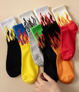 Chaussettes personnalisées imprimées flamme, motif flamme jacquard, chaussettes unisexes à hauteur mi-mollet - Product Image 1