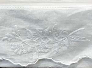 ปลอกใส่กระดาษทิชชูปักลายดอกไม้สีขาว ปลอกกล่องทิชชูทรงสี่เหลี่ยมขอบหยัก ผ้าลินินสีขาว ตกแต่งบ้านและโรงแรม - Product Image 2