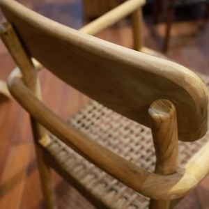 Chaise de salle à manger d'extérieur moderne Jelita, structure en teck massif, tressage en rotin synthétique, finition bien poncée, aucun assemblage requis - Product Image 2