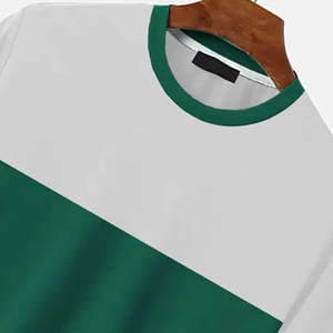 Camiseta de Hombre con Bloques de Color, Manga Corta, Cuello Redondo, Tejido de Punto, Corte Regular, Casual, Verde con Detalles en Blanco - Product Image 2