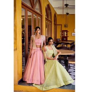 Nueva Colección de Bodas Contemporáneas: Lehenga Indio-Pakistaní Allnen Crush, Lehenga Lisa Cosida con Blusa y Conjunto Koti Bordado - Product Image 1