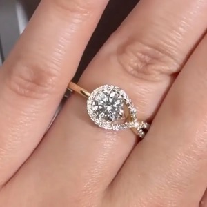 Nouvelle conception, bague de fiançailles et de mariage en argent 925 plaqué or jaune avec halo de moissanite taille ronde pour femme, provenant d'un fournisseur indien - Product Image 2